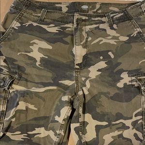 Men’s old navy camp cargo shorts